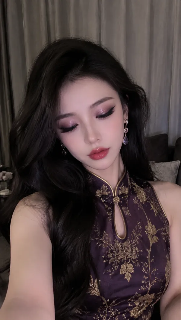 日常快照风格，直播自拍，亚洲美少女，偏分高颅顶大波浪长发，紫宝石耳坠，深紫色旗袍（金色花纹刺绣），冷白皮，纯欲风，闭眼，精致妆容，深紫闪片烟熏眼妆，锐利上扬猫眼眼线，纤长假睫毛，水光红唇，细腻皮肤肌理，夜晚居家室内，米灰色窗帘背景